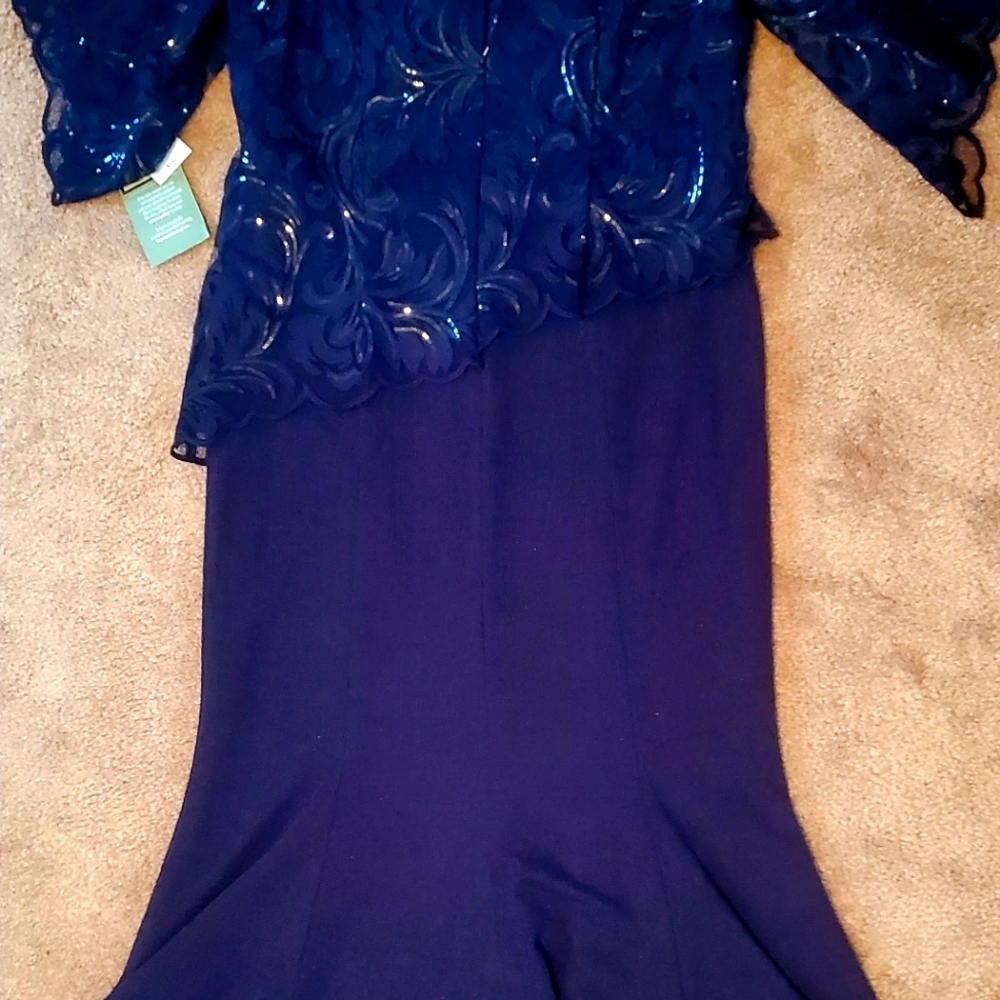 NWT Beautiful Navy Blue Formal Gown with sequin accents -Size 16 (Retail $140)